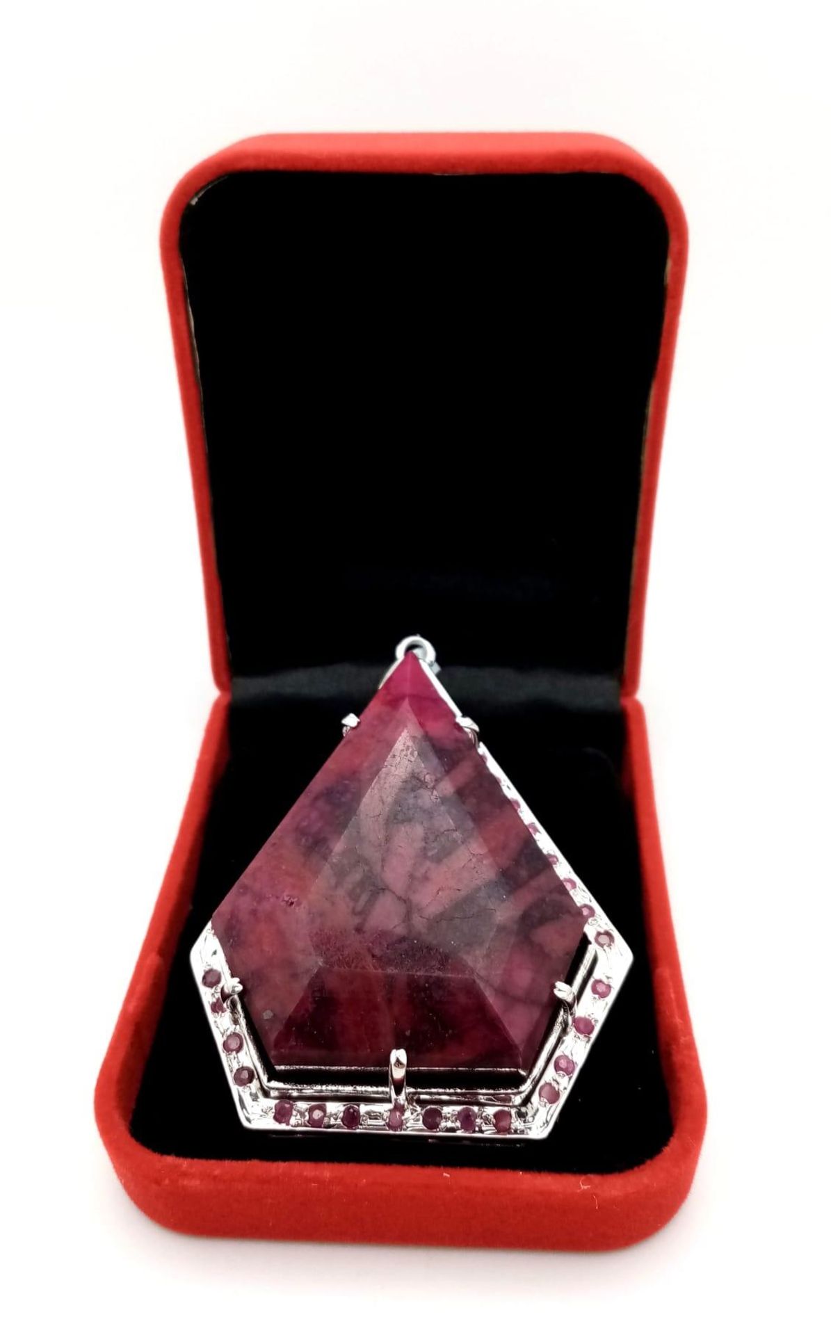 Make a massive statement! This 106.5 gram, Sterling Silver framed, 394ctw Ruby Pendant. Measures 8cm - Bild 6 aus 6