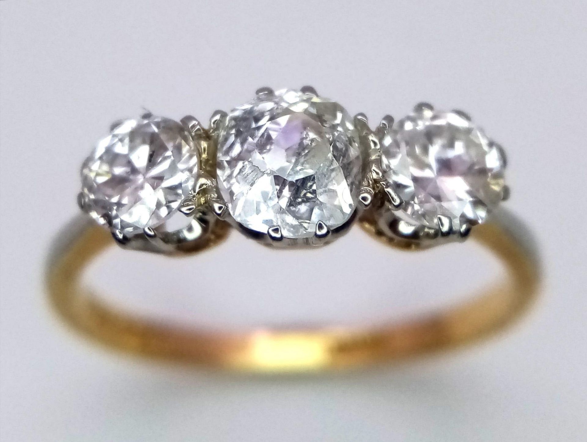 An 18 k yellow gold ring with a trilogy of brilliant round cut diamonds (1 carat min.), ring size: - Image 2 of 6