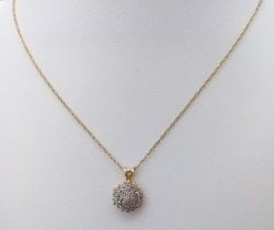 An elegant 9 K yellow gold chain necklace with a diamond cluster pendant. Total weight: 2.2 g