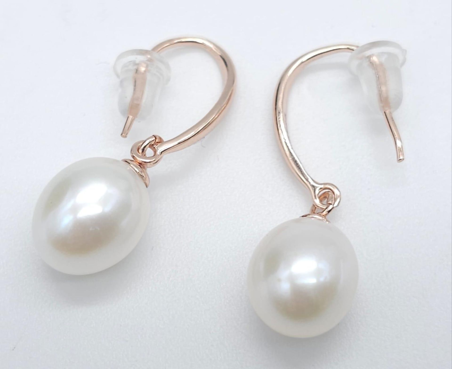 Delightful pair of Rose Gold Gilded, Sterling Silver Pearl Earrings. Measures 1cm in length. Weight: - Bild 3 aus 6