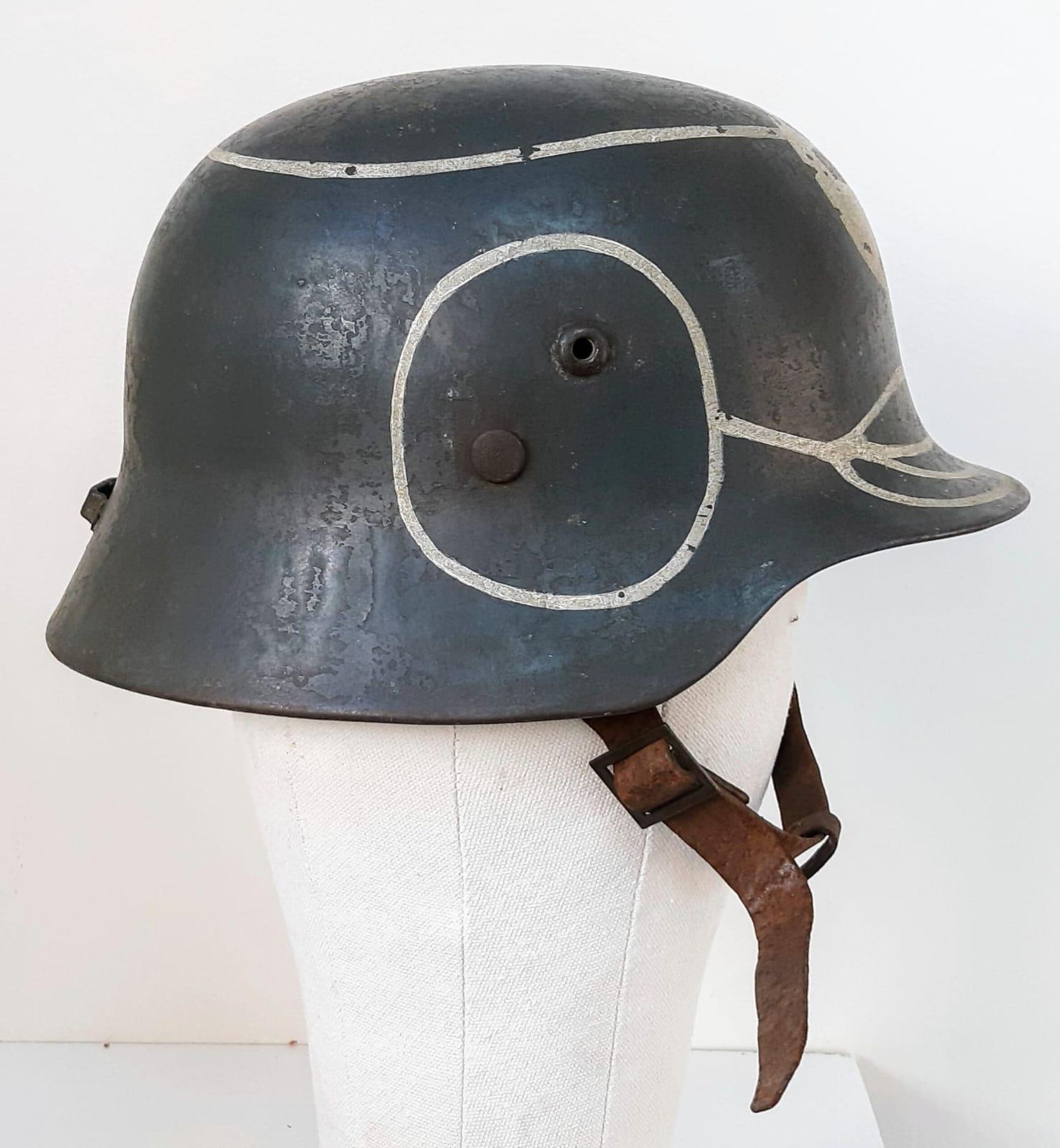A Finnish 4th Division Kev Os 4 “White Death Unit” Helmet. - Bild 4 aus 5