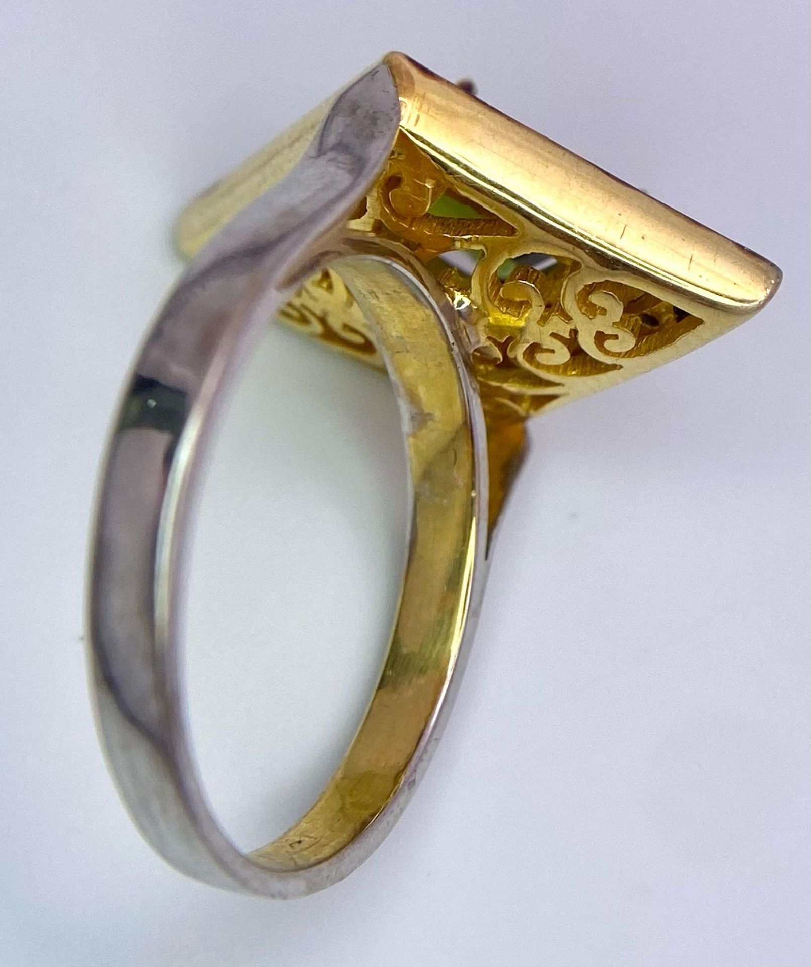 A Silver Gilt Diamond-Shaped Ring set with a Kite-Shaped Green Tourmaline and a Double Halo of - Bild 3 aus 4