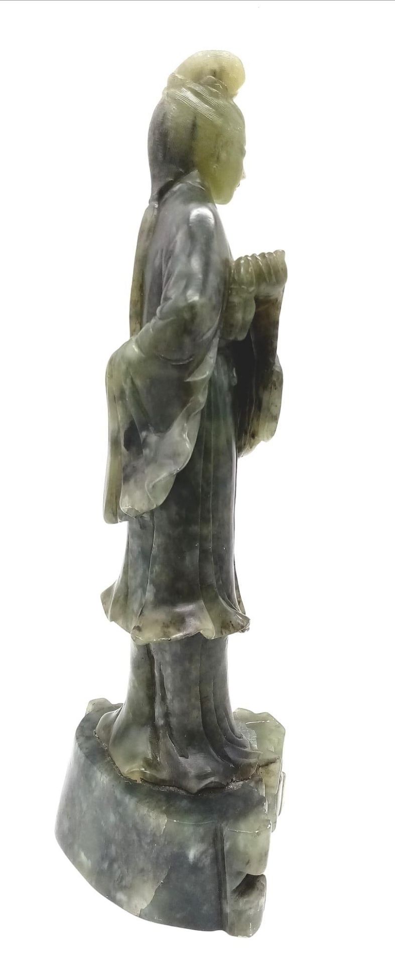 A large Chinese Antique Figure of a Lady carved in Dark Green Jade. Exquisitely carved and the - Bild 2 aus 4