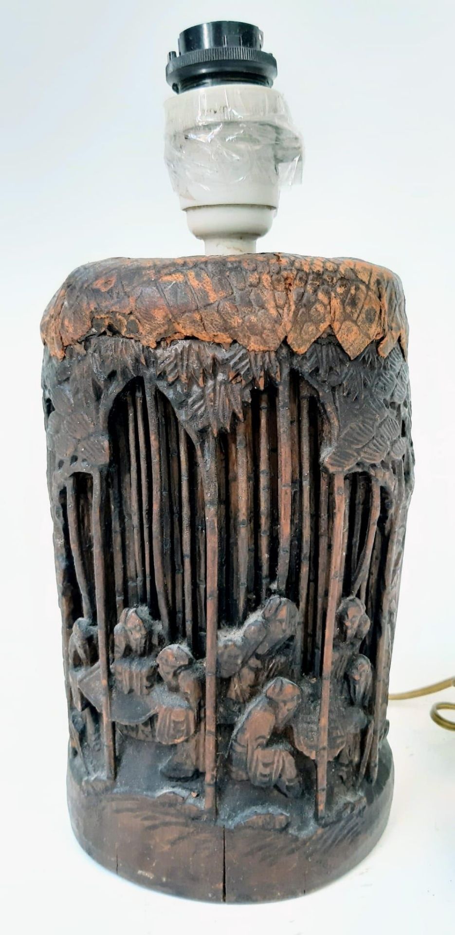 A 19th Century, Carved Wood Chinese Lamp. Expertly carved, the scene depicts a group of men plotting - Bild 2 aus 8