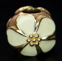 A 14 K yellow gold PANDORA bead-clip with an enamelled flower on two sides. Weight: 3.2 g.