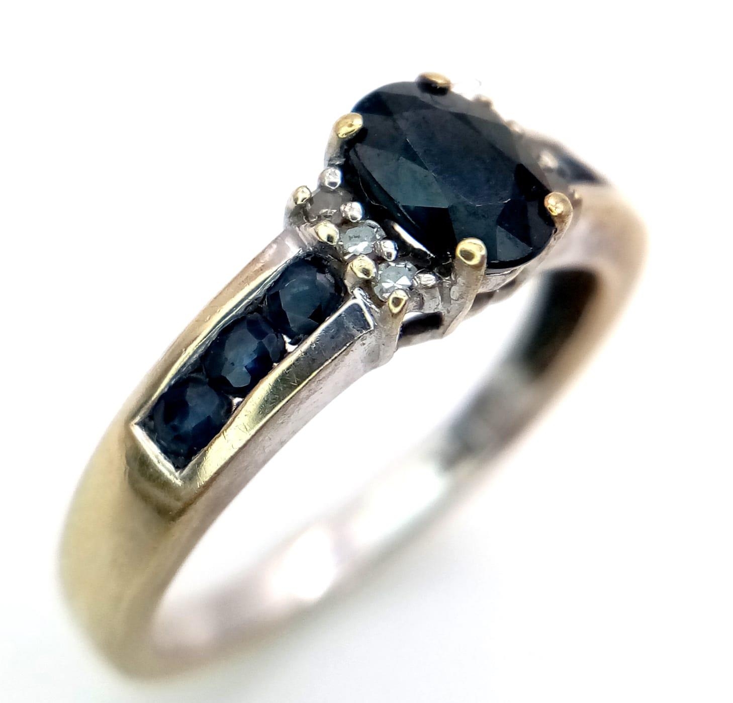 A 9 K white gold on yellow gold ring with dark blue sapphires. Ring size: M1/2, weight: 2.4 g. - Image 2 of 4