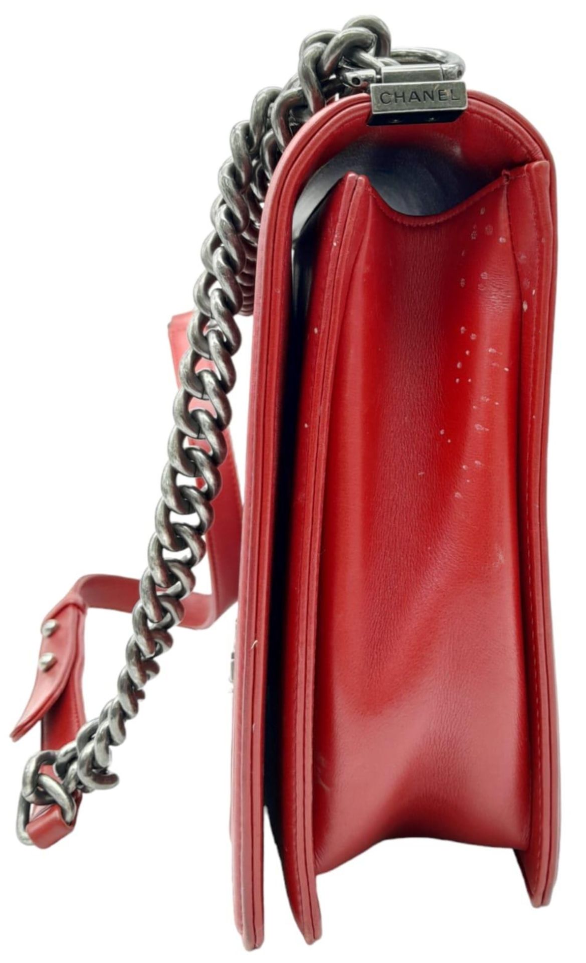 A Chanel Red 'Boy' Flap Bag. Quilted leather exterior with an aged silver-toned CC squeeze lock - Bild 2 aus 7