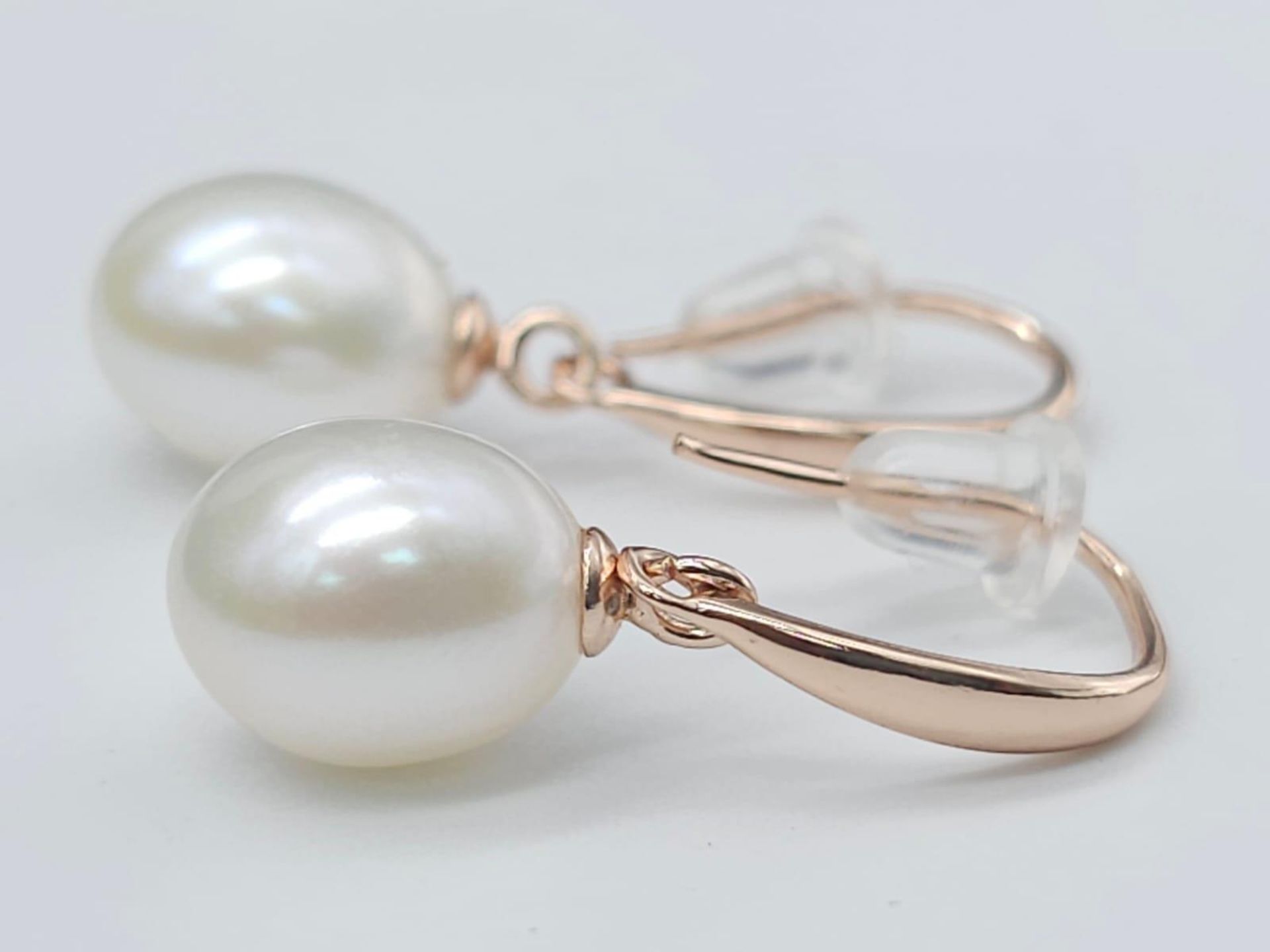 Delightful pair of Rose Gold Gilded, Sterling Silver Pearl Earrings. Measures 1cm in length. Weight: - Bild 4 aus 6