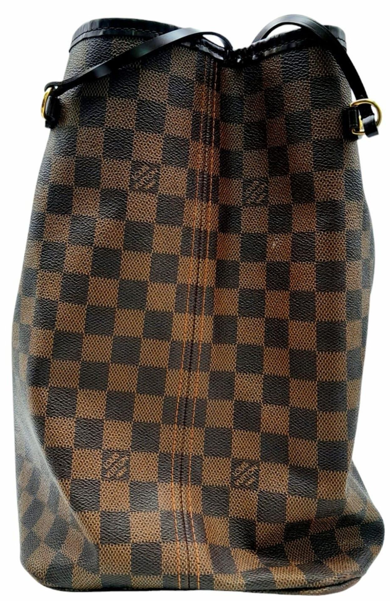 A Louis Vuitton Damier Ebene 'Neverfull GM' Bag. Leather exterior with gold-toned hardware, two thin - Bild 3 aus 8