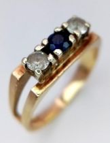 An ART DECO 9 K yellow gold ring with one blue and two white sapphires. Ring size: N, weight: 2.9 g.