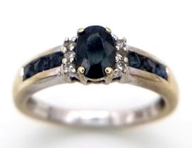 A 9 K white gold on yellow gold ring with dark blue sapphires. Ring size: M1/2, weight: 2.4 g.