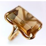 A ring with the WOW factor, 9 K yellow gold with a massive emerald cut citrine (17 x 12 x 6 mm),