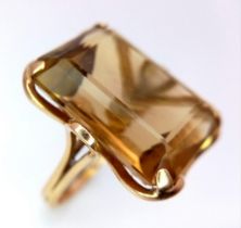 A ring with the WOW factor, 9 K yellow gold with a massive emerald cut citrine (17 x 12 x 6 mm),
