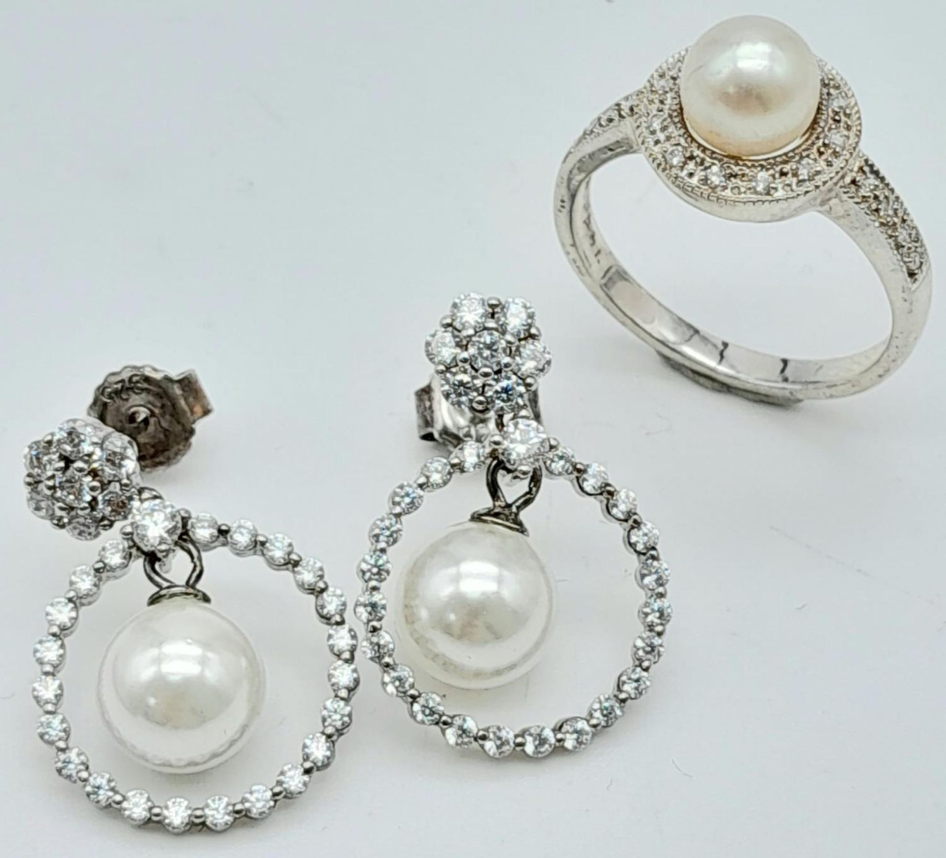 A STERLING SILVER STONE SET RING & EARRING SET. 7.6G SIZE N