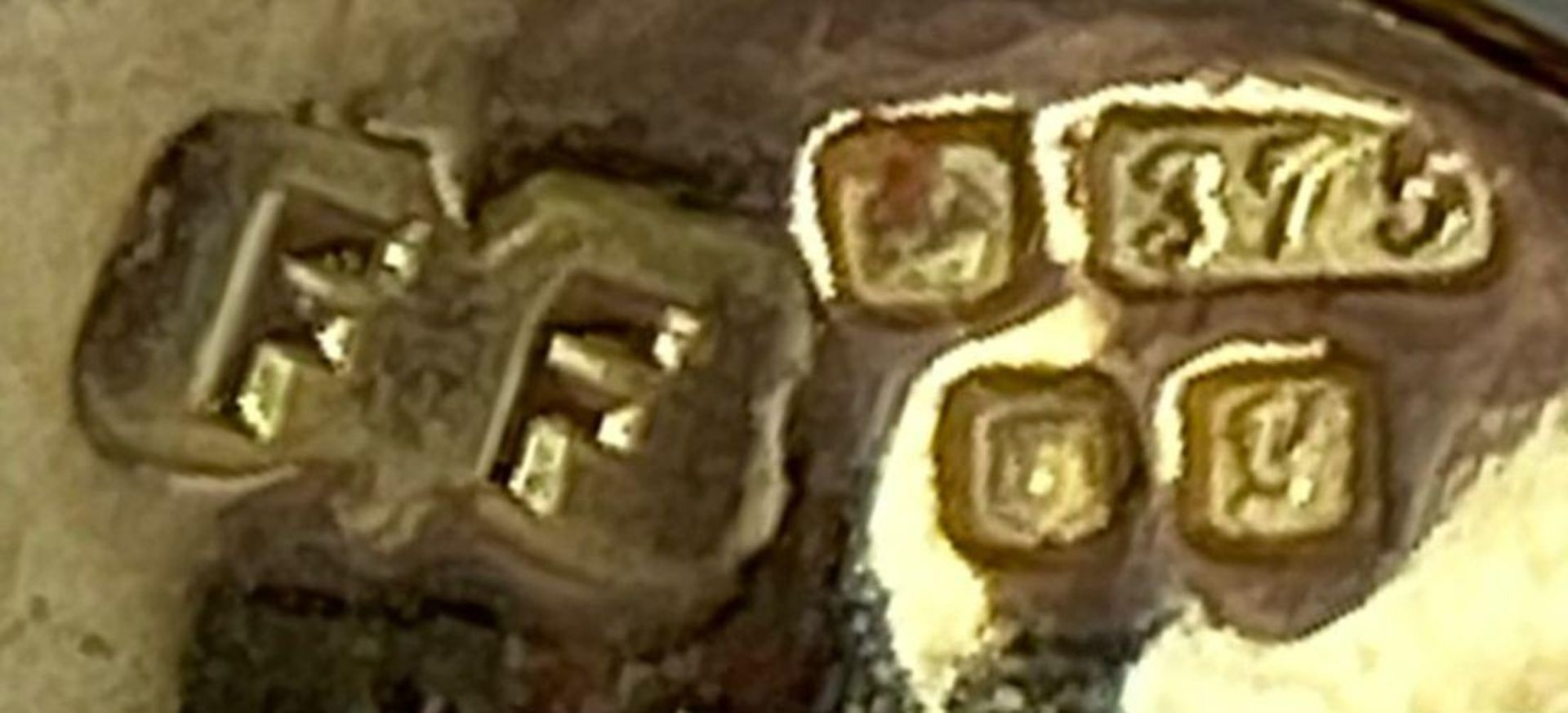 A 9K YELLOW GOLD STONE SET HEDGEHOG CHARM / PENDANT. 5.9G - Bild 4 aus 4