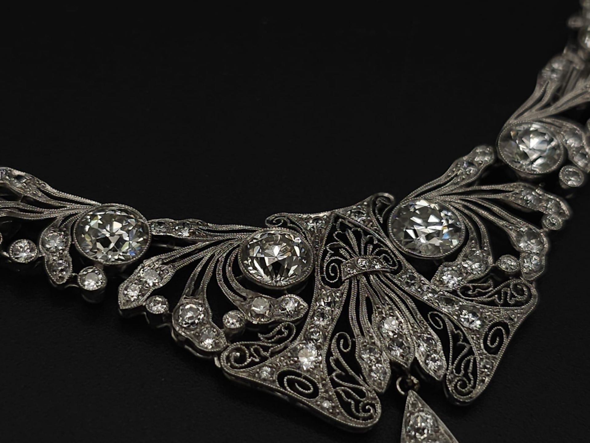 A Majestic Art Deco 7ctw Diamond (approx) Platinum Lavaliere Necklace. Scrolled and foliate - Bild 5 aus 18
