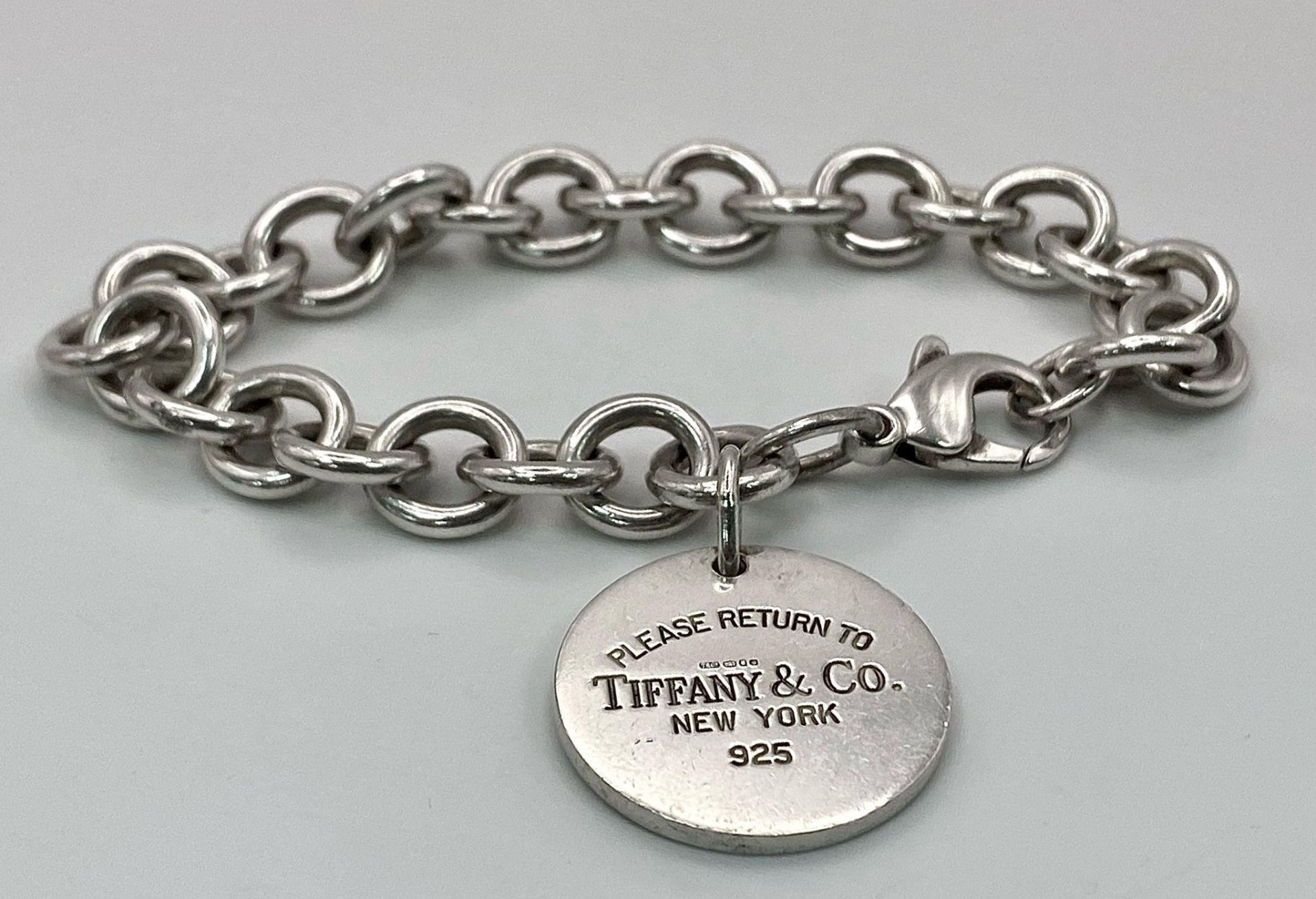A STERLING SILVER TIFFANY & CO BRACELET - HAS THE T & CO MAKERS HALLMARK 35.9G - Image 2 of 6