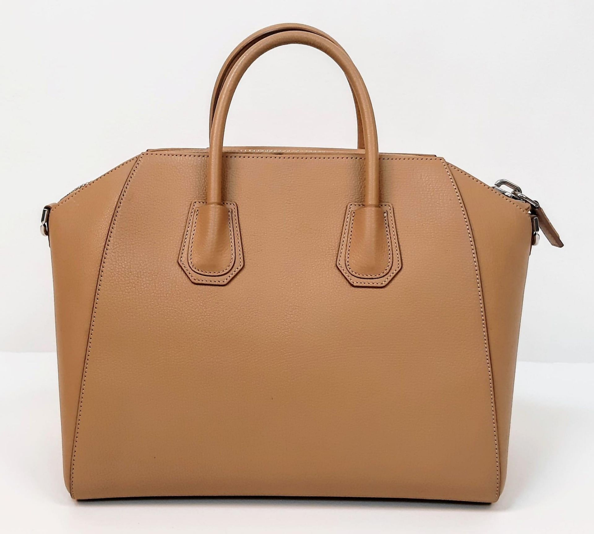 A Givenchy Antigona Leather Shoulder Bag. Brown leather textured exterior. Cream textile interior - Image 3 of 7