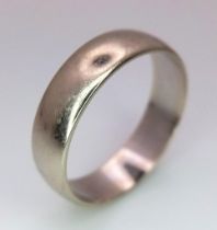 A 18K white gold 4mm Wedding Band Ring , 3.6g, size M 1/2 ref: SH1309I