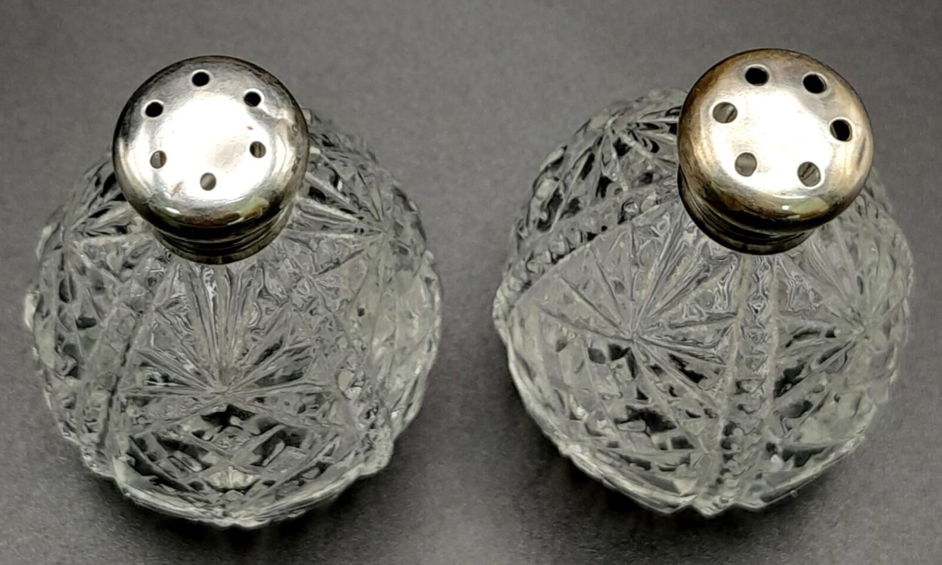 A PAIR OF VINTAGE SILVER TOPPED CUT GLASS SALT AND PEPPER POTS . 6cms IN HEIGHT 92.4gms - Bild 2 aus 4