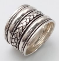 A STERLING SILVER VINTAGE STYLE RING. 7.2G. SIZE R