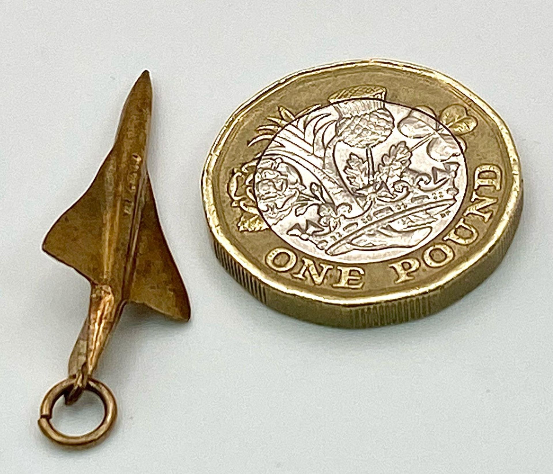 A 9K YELLOW GOLD CONCORDE AEROPLANE CHARM / PENDANT. 1.9G. - Image 4 of 6