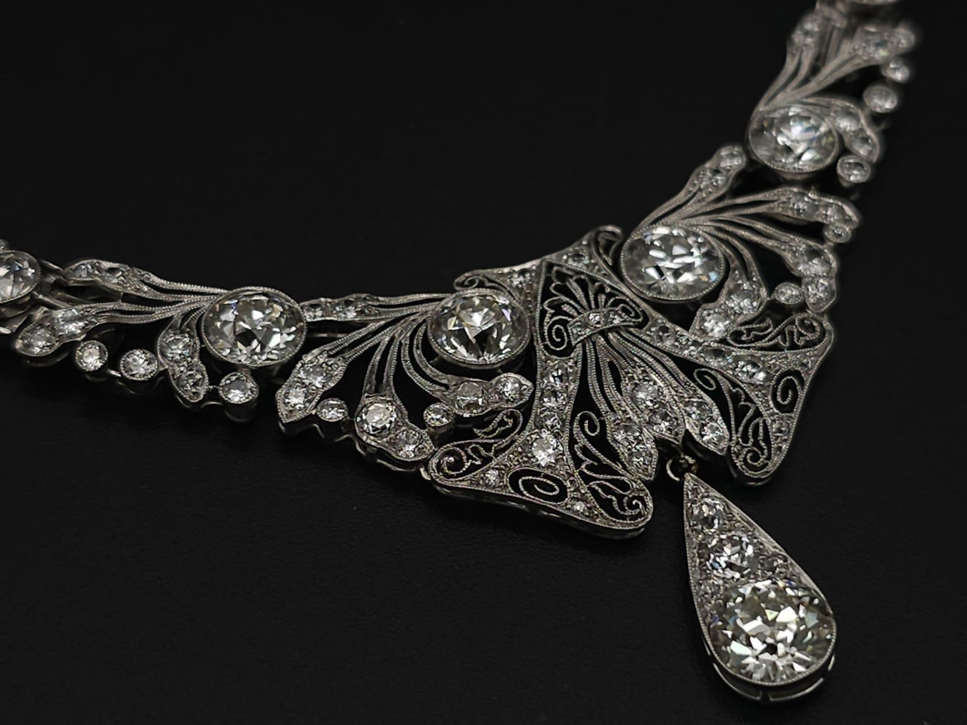 A Majestic Art Deco 7ctw Diamond (approx) Platinum Lavaliere Necklace. Scrolled and foliate - Bild 3 aus 18
