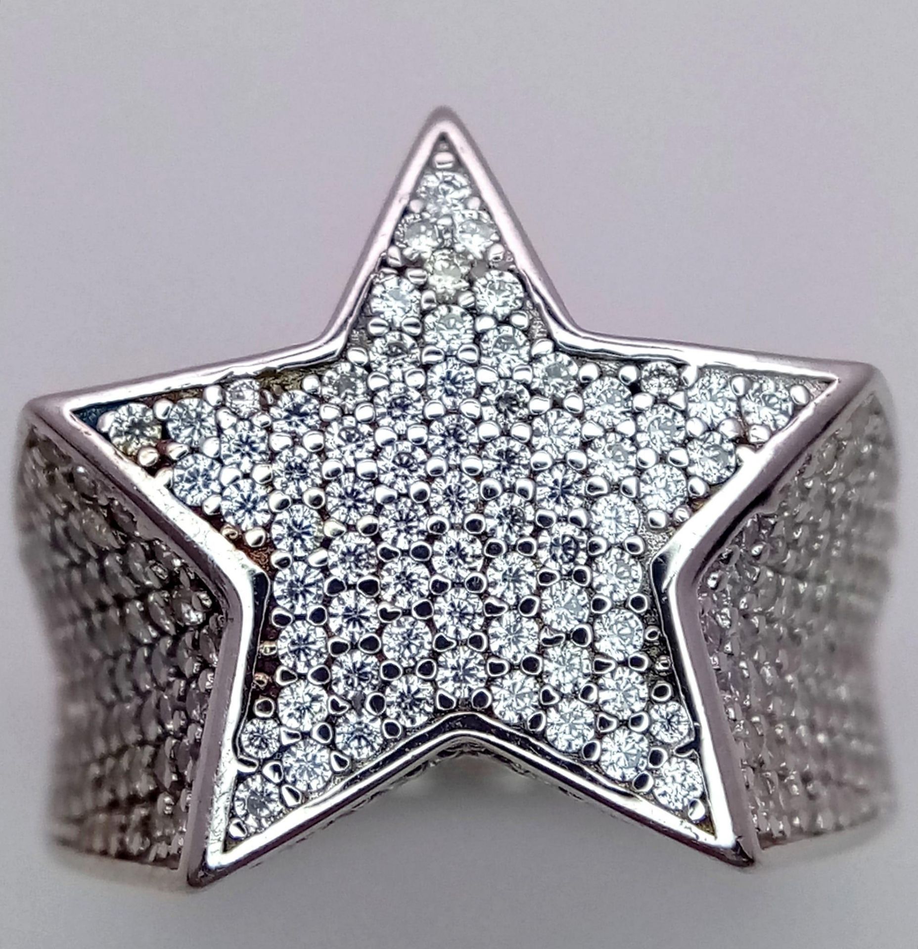 A STERLING SILVER STONE SET STAR RING. 7.9G SIZE S - Image 2 of 4