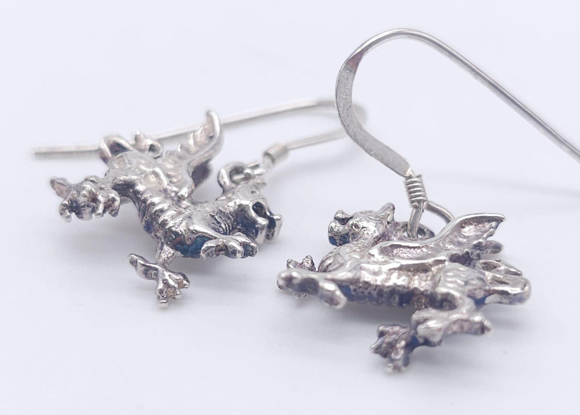 A STERLING SILVER WELSH DRAGON PAIR OF DROP EARRINGS AND MATCHING PENDANT / CHARM. 6.5G - Image 3 of 6