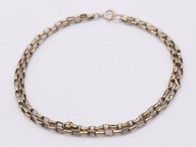 A 9 K yellow gold double chain bracelet, length: 21 cm, weight: 3 g.