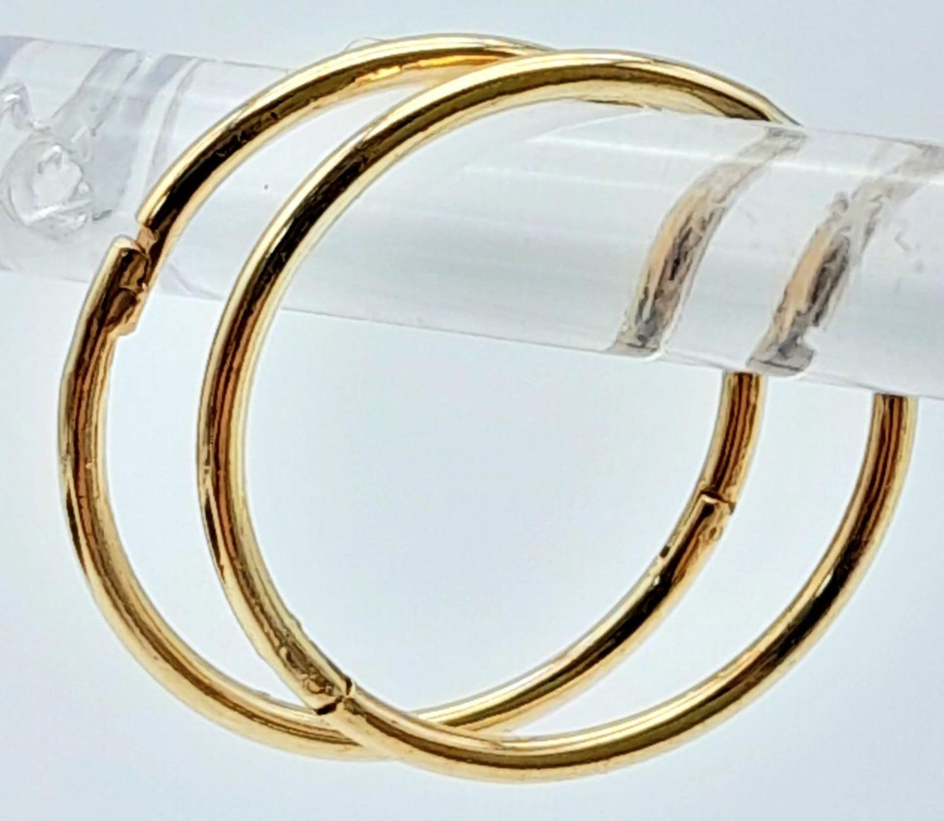 A 9K YELLOW GOLD MINI SLEEPER HOOP EARRINGS. 0.8G