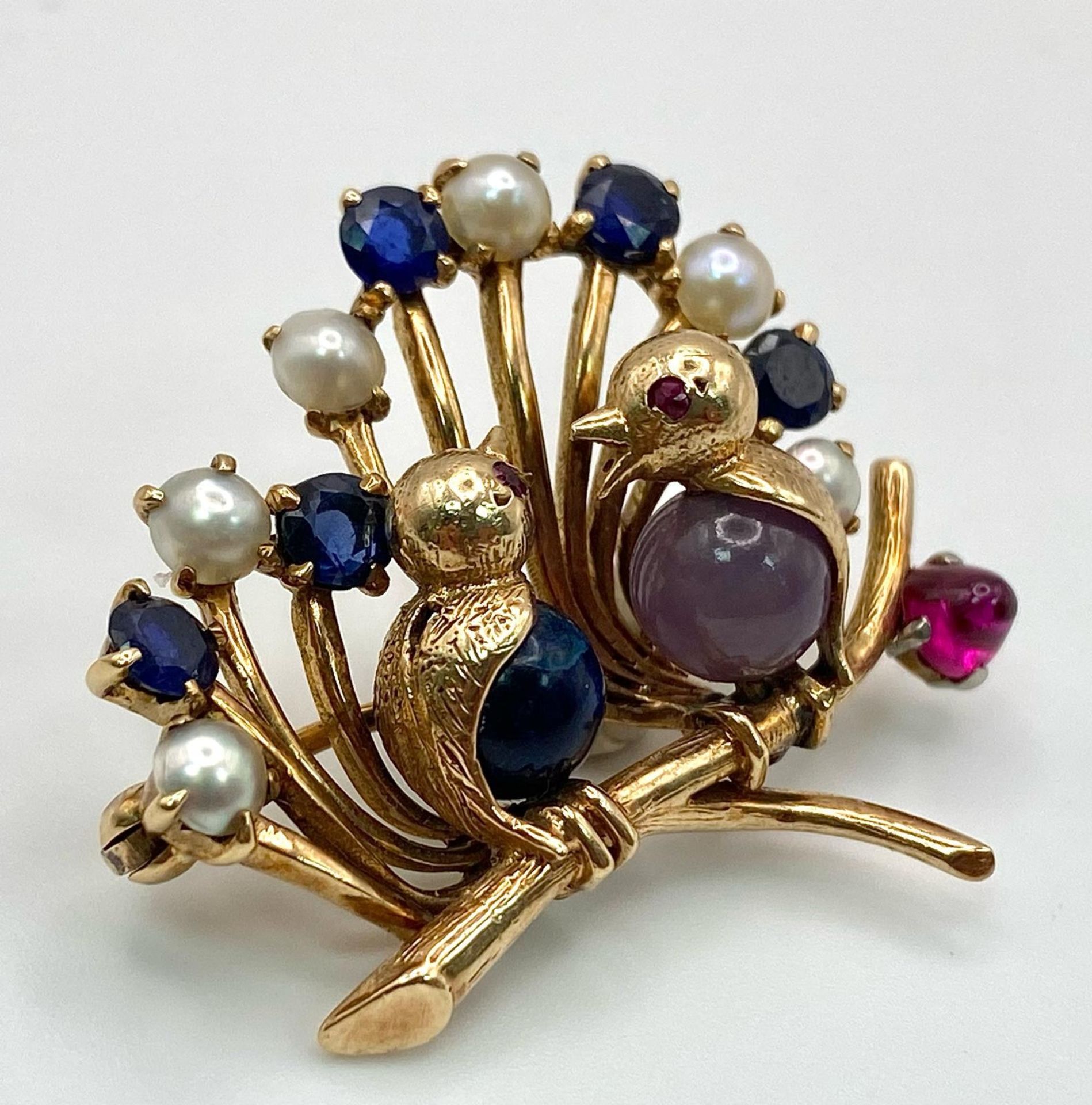 An Antique Victorian High-Karat Gold, Multi Gemstone Love Bird Brooch. Representing faithfulness, - Bild 2 aus 6