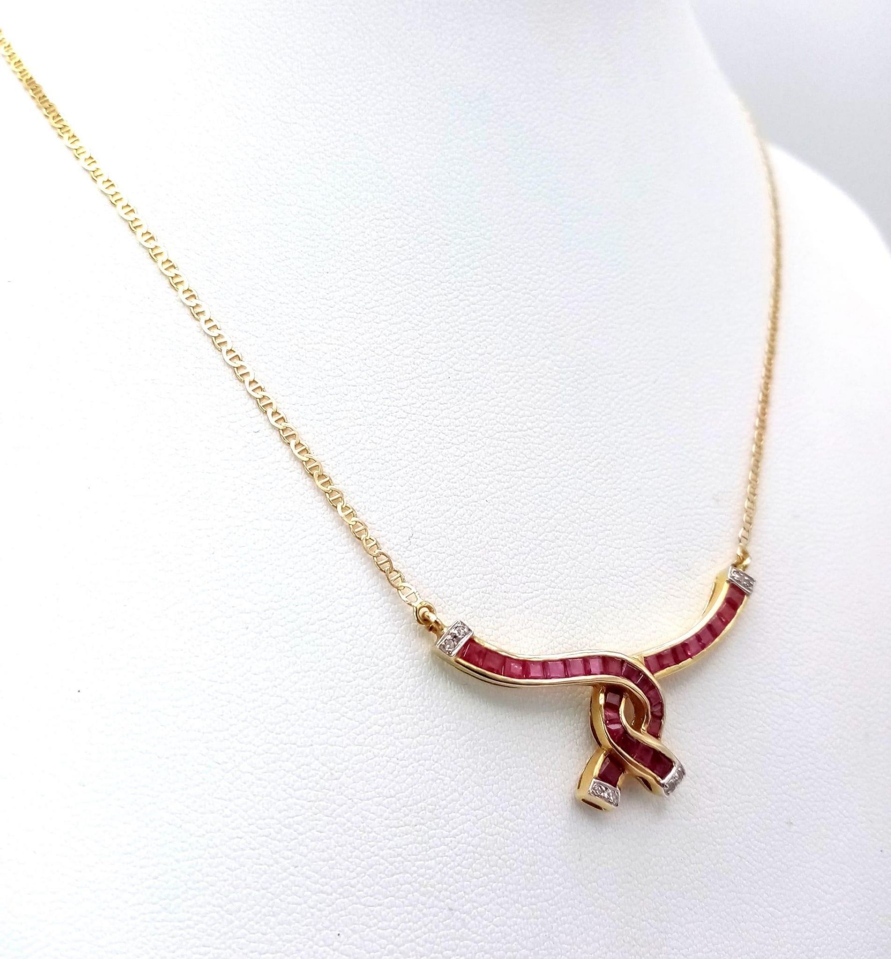 A very elegant 14 K yellow gold chain necklace with a central part loaded with rubies and diamonds - Bild 3 aus 6