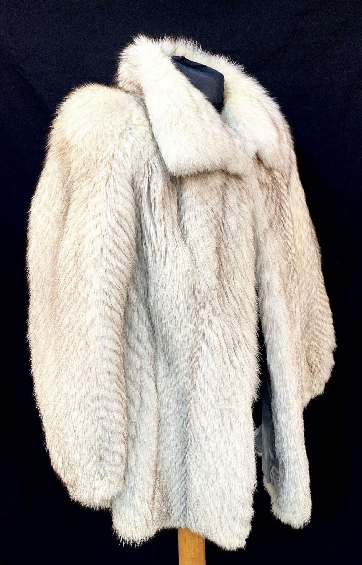 A Vintage Mid-Length Chinchilla Fur Coat. In good condition but please see photos. Size Large. - Image 3 of 7