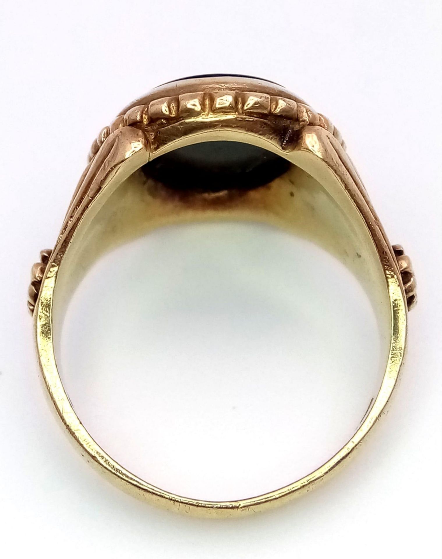 A GENTS 9K GOLD REGAL LOOKING SIGNET RING WITH BLACK ONYX CENTRE STONE AND ORNATE SHOULDER WORK. - Bild 3 aus 4