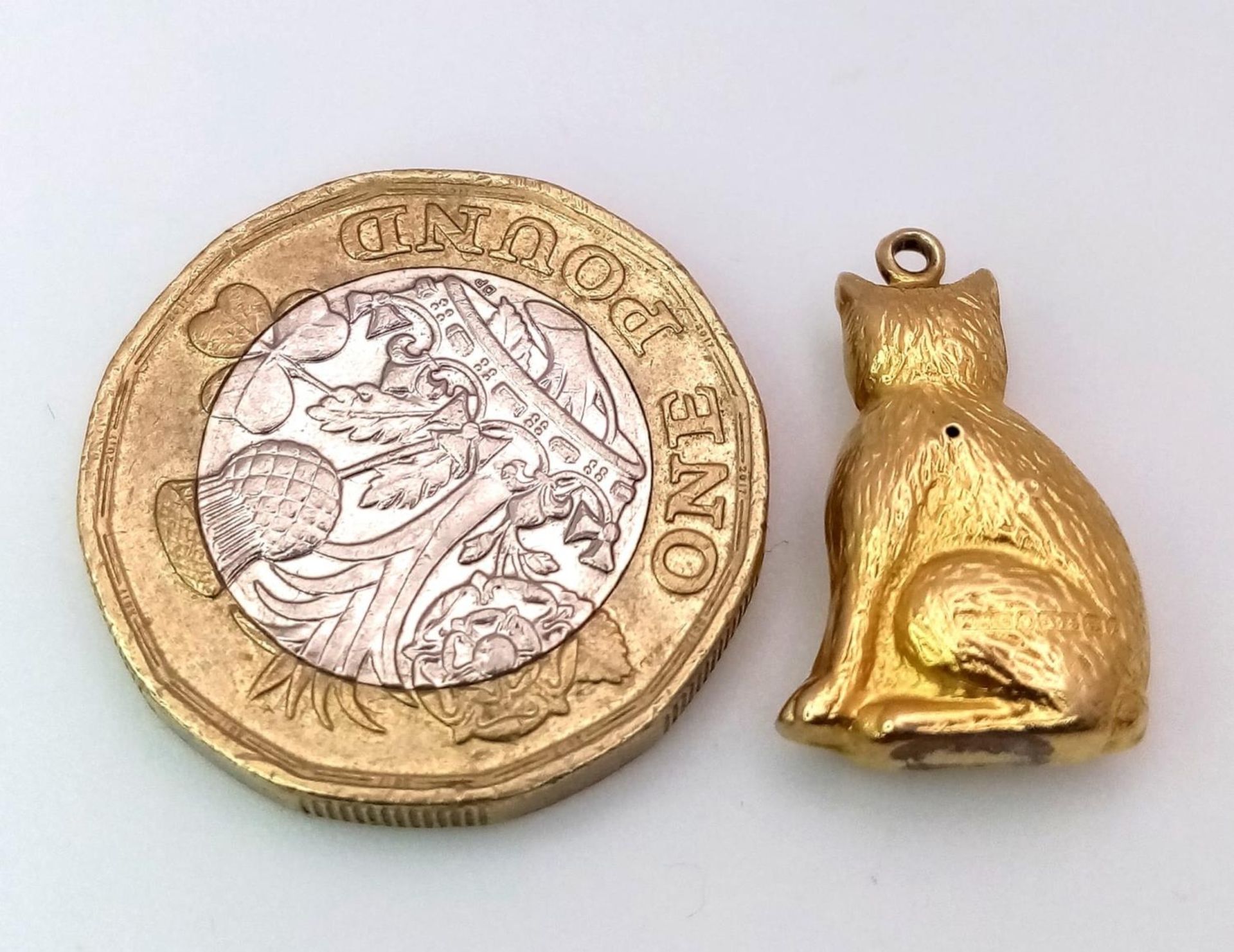 A 9K YELLOW GOLD PUSSY CAT CHARM. 0.9G. - Image 3 of 4