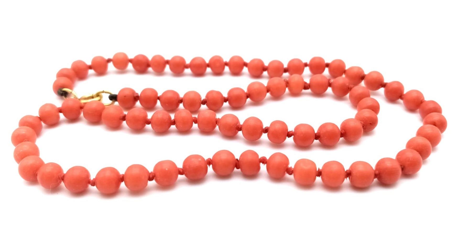 A vintage Orange Beaded Necklace. Measuring 38cms in length, this necklace is a great, bold addition - Image 3 of 3