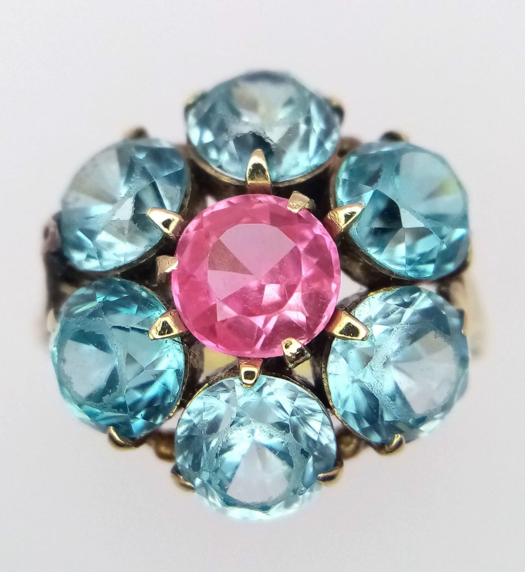 A 9K YELLOW GOLD, BLUE AND PINK STONE CLUSTER RING. 4.2G. SIZE I - Bild 3 aus 4