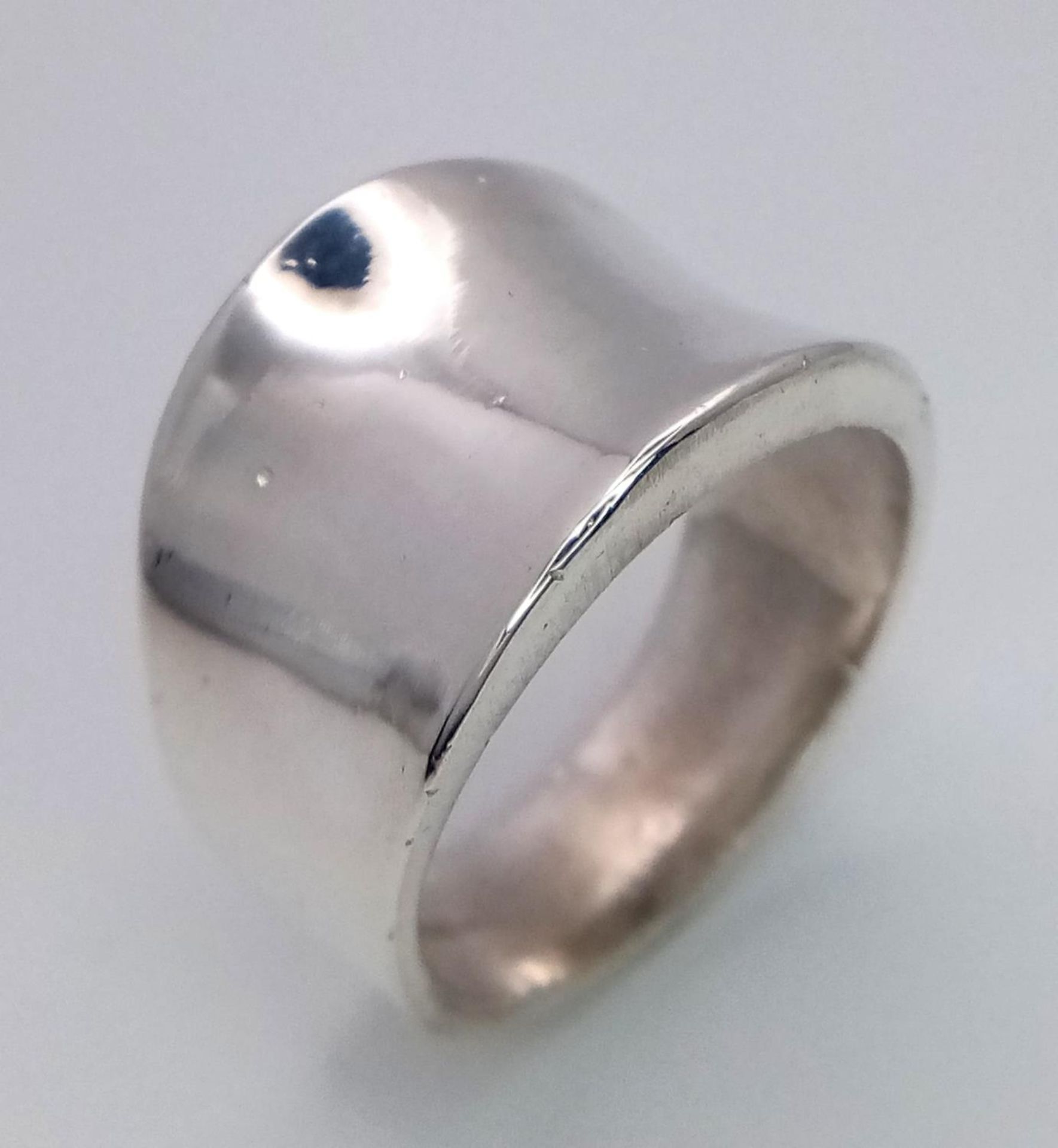 A STERLING SILVER CONCAVE RING. 7.8G SIZE P