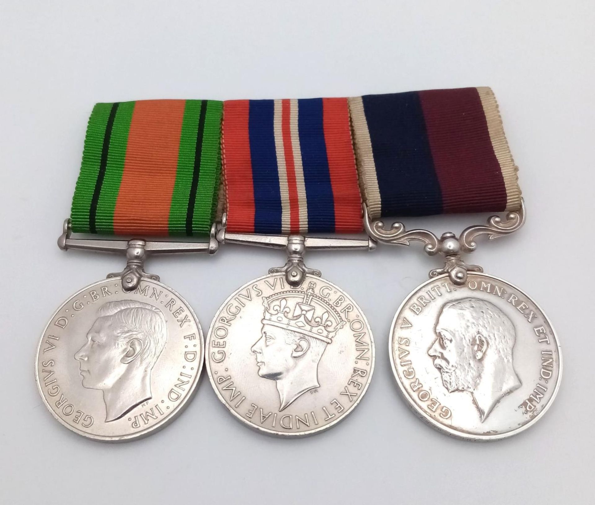 A long service group of three medals to the Royal Air Force consisting of The Defence Medal and - Bild 2 aus 6