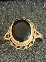 Vintage 9 carat YELLOW GOLD RING. Having an oval cut AMETHYST set to top with GOLD ROPE twist