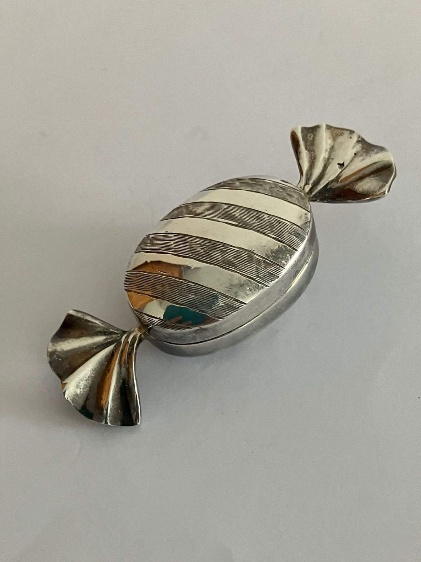 Vintage SILVER PILL BOX in the unusual form of a Wrapped Toffee. Full UK hallmark. - Bild 3 aus 4