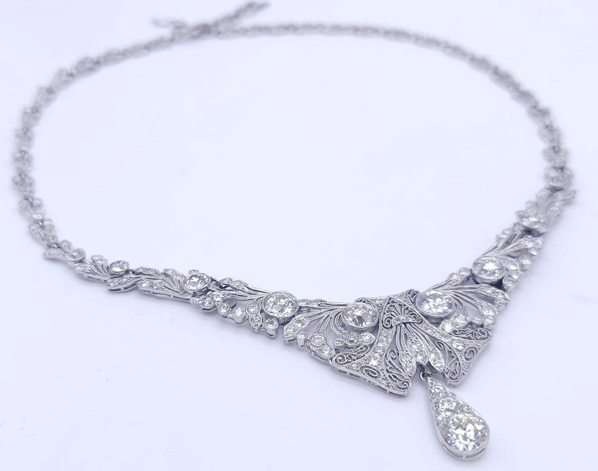 A Majestic Art Deco 7ctw Diamond (approx) Platinum Lavaliere Necklace. Scrolled and foliate - Bild 11 aus 18