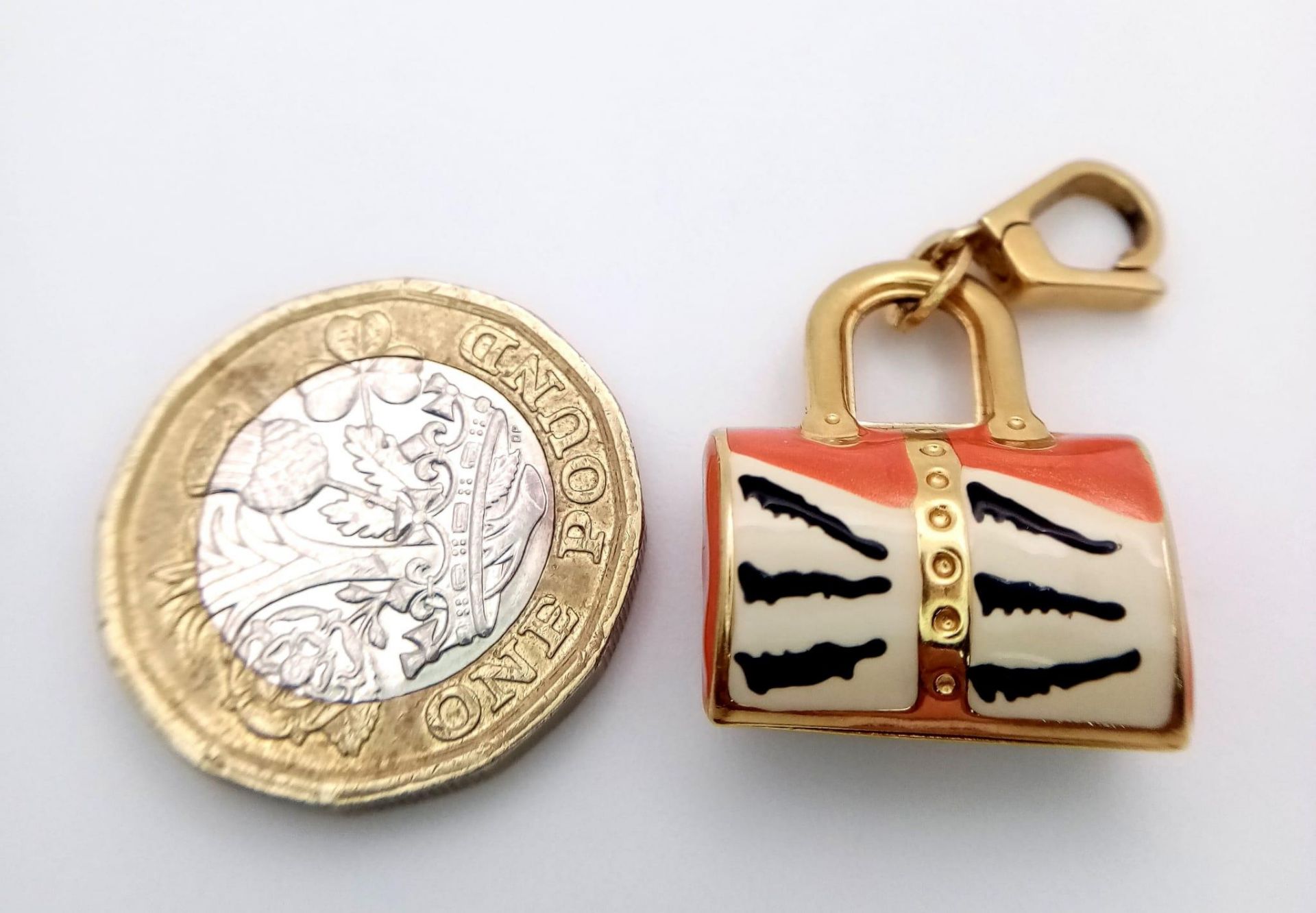 A 18K YELLOW GOLD ENAMELLED LOTO HANDBAG CHARM approx 3.45G 31mm x 18mm ref: SC 1076 - Image 2 of 3