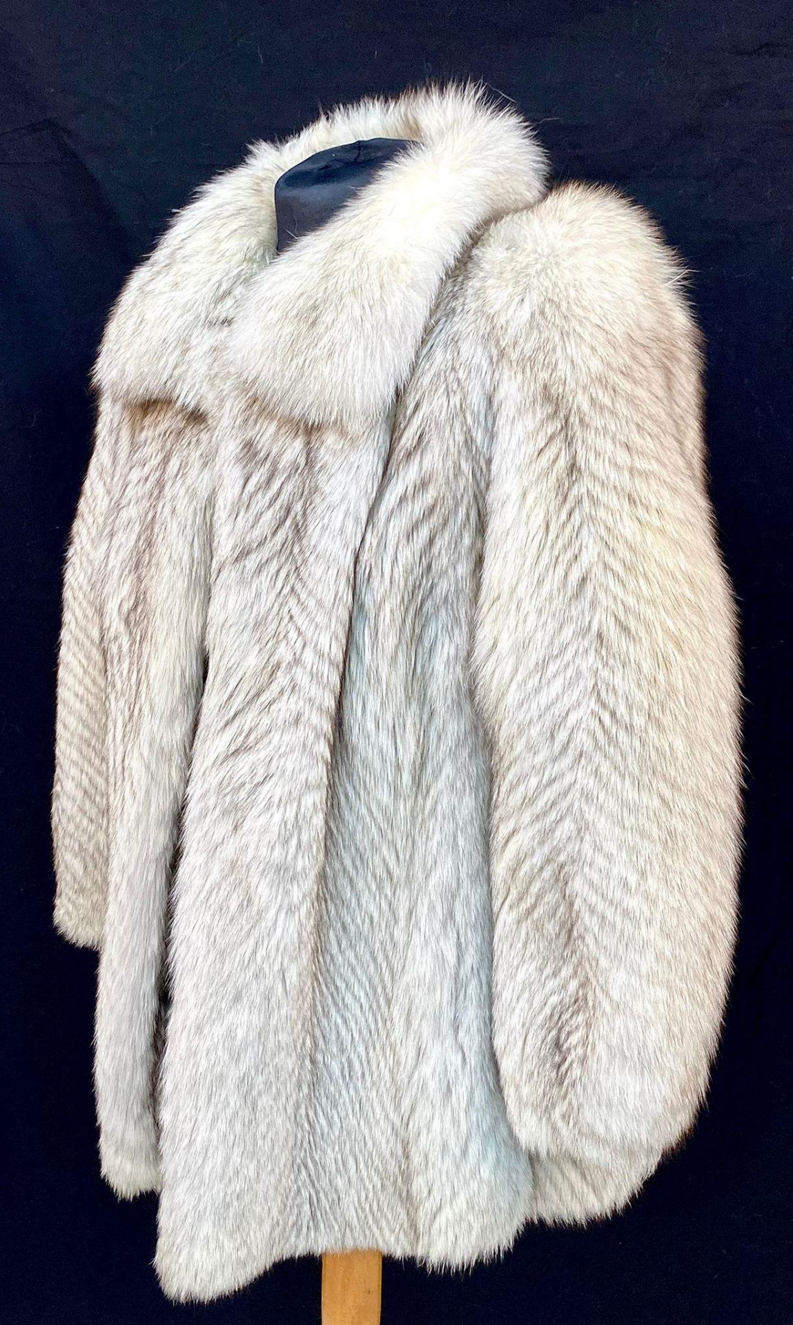 A Vintage Mid-Length Chinchilla Fur Coat. In good condition but please see photos. Size Large. - Image 2 of 7