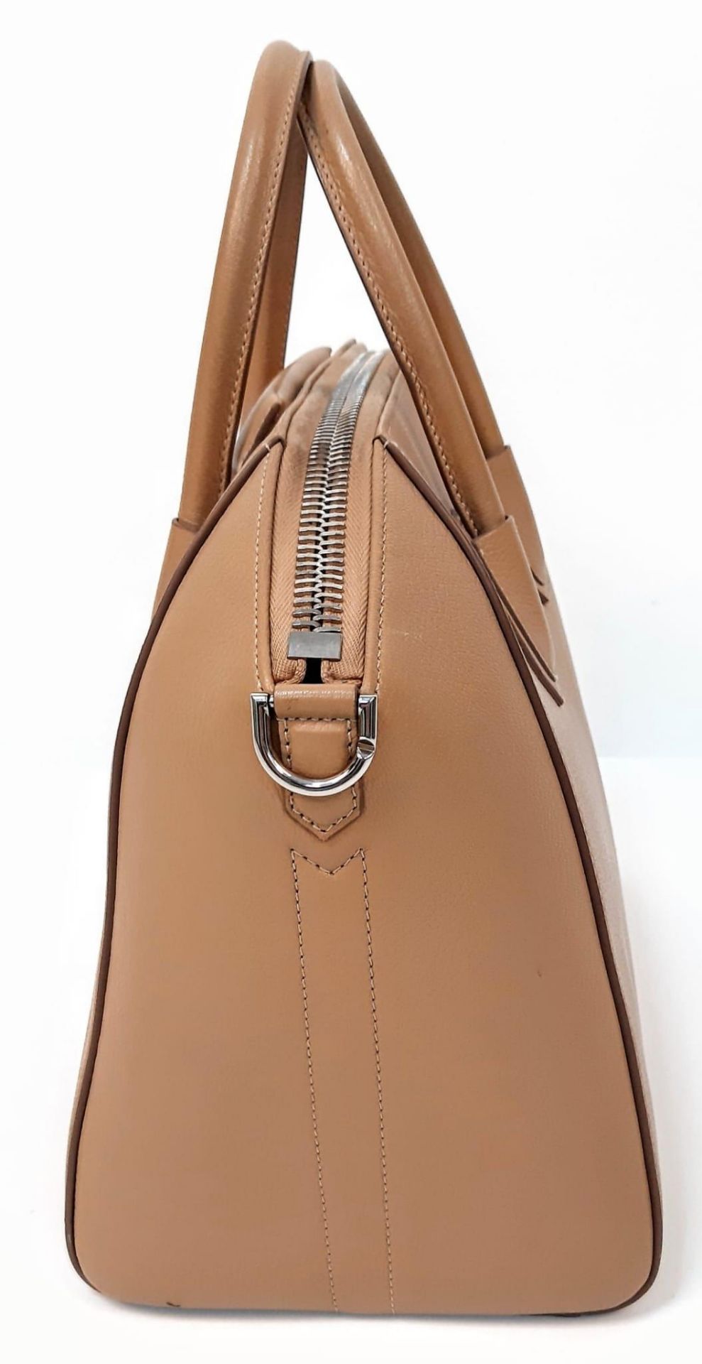 A Givenchy Antigona Leather Shoulder Bag. Brown leather textured exterior. Cream textile interior - Image 2 of 7