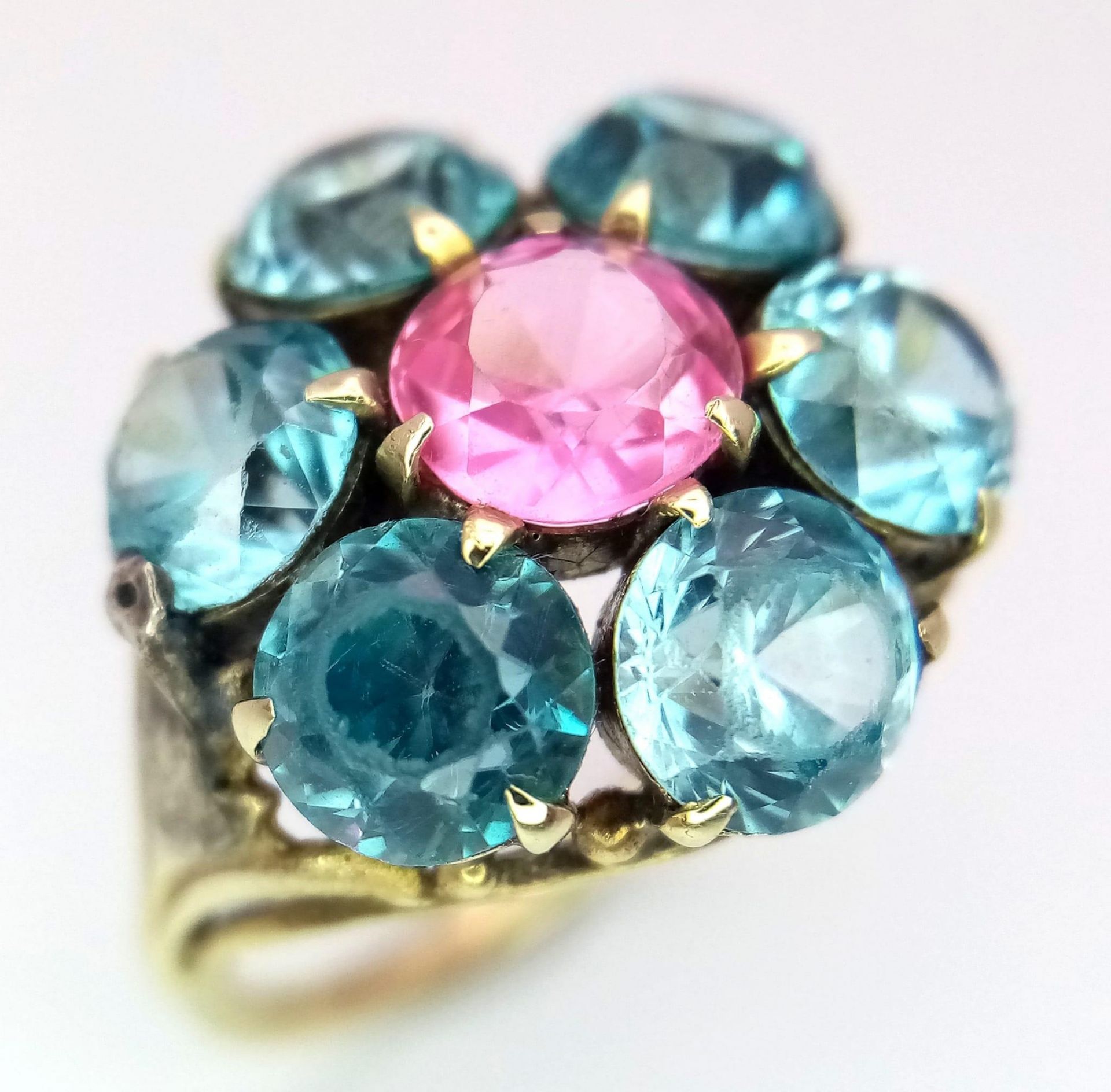 A 9K YELLOW GOLD, BLUE AND PINK STONE CLUSTER RING. 4.2G. SIZE I - Bild 2 aus 4