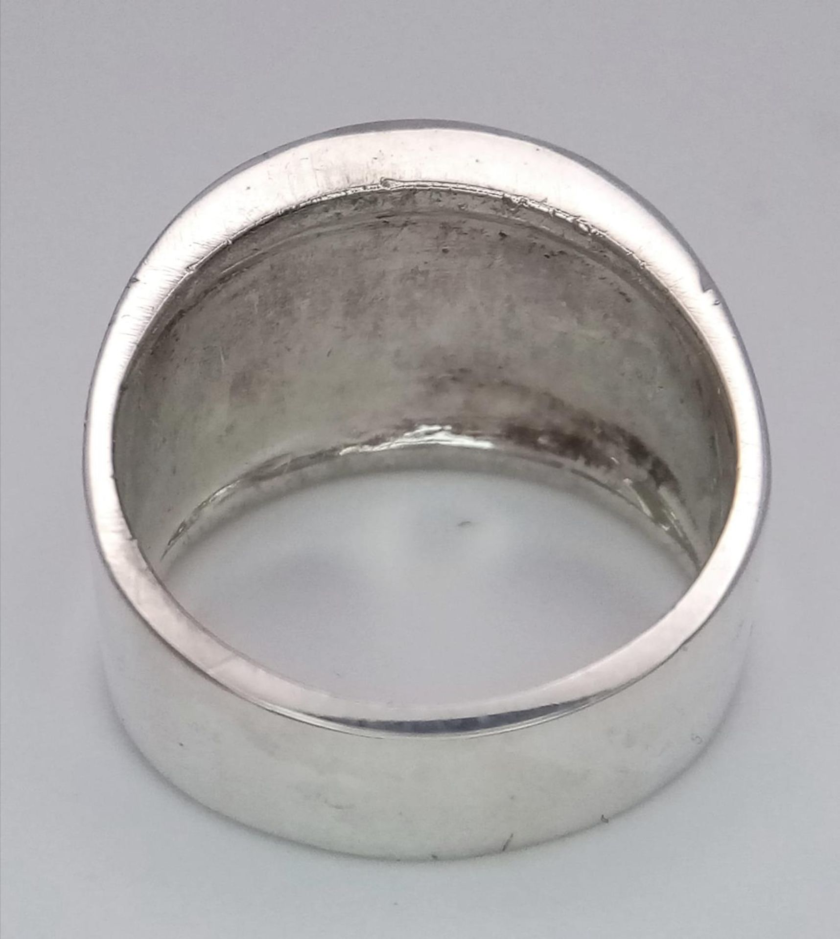 A STERLING SILVER CONCAVE RING. 7.8G SIZE P - Image 3 of 4