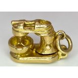 A 9K YELLOW GOLD FOOD MIXER CHARM WITH MOVING PARTS! 4G