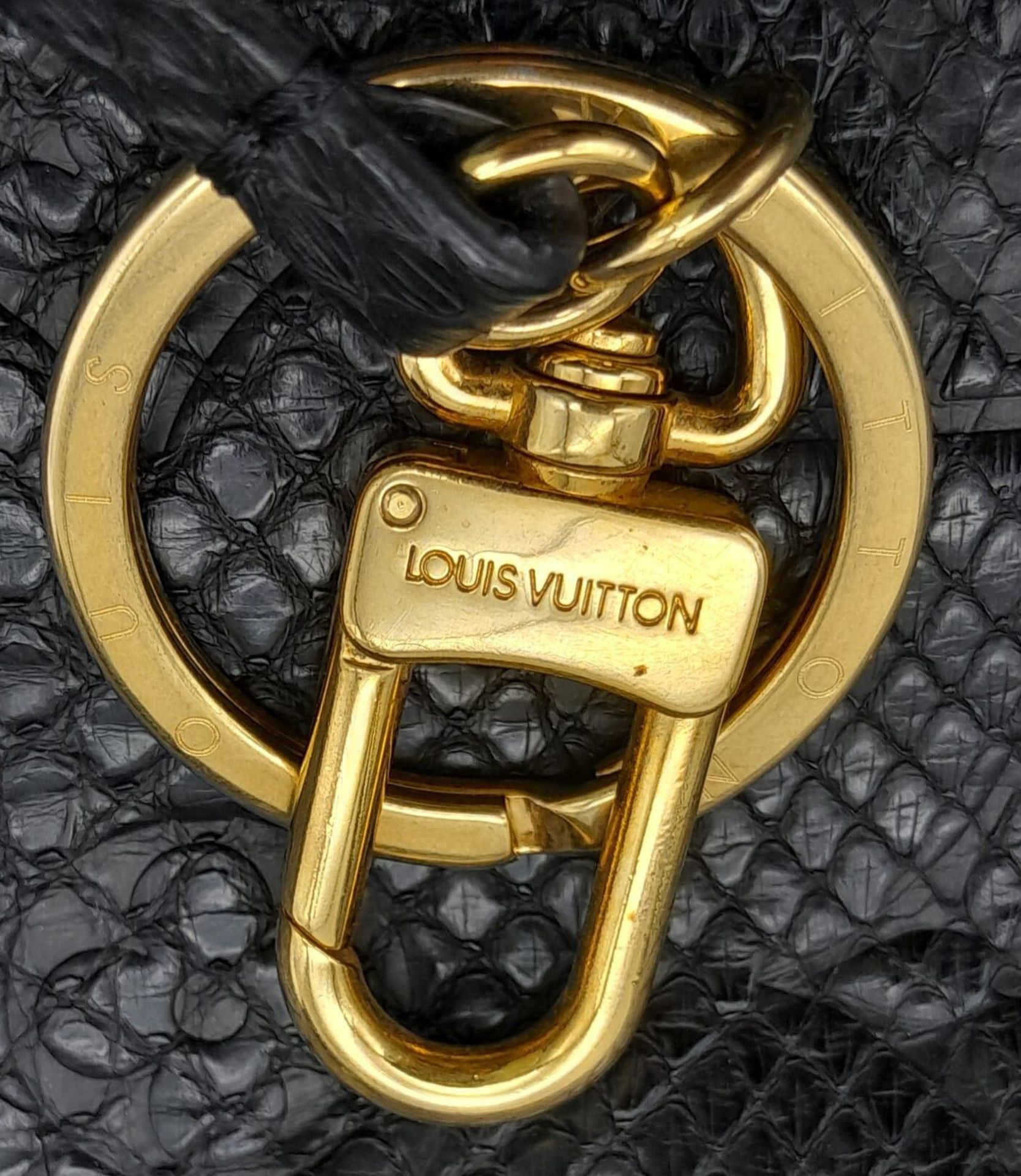 A Louis Vuitton Monogram Black Snakeskin Tote Bag. Gold tone hardware. Spacious black leather - Bild 7 aus 8
